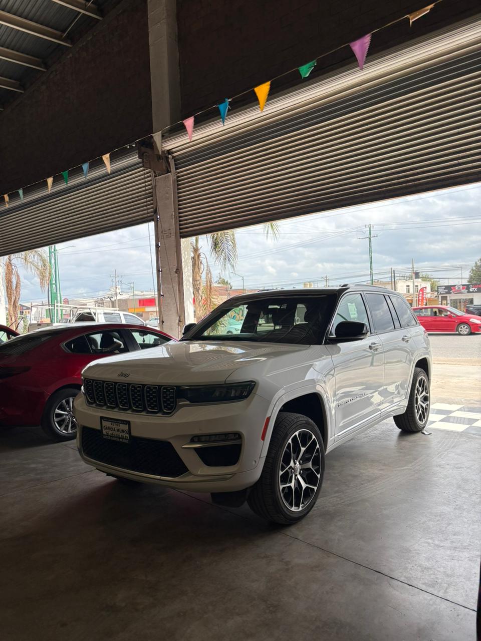 JEEP CHEROKKE SUMIT 2023